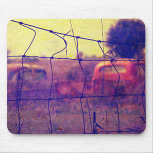 Ländlicher Junkyard, Vechicles, die auf einem Feld Mousepad