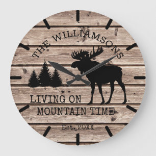 Ländliches Holzhaus auf dem Land, Leben auf Bergze Große Wanduhr
