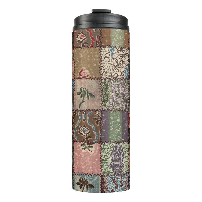 Ländliches Patchwork-Quilt, 3D-Textur. Thermosbecher (Vorderseite)