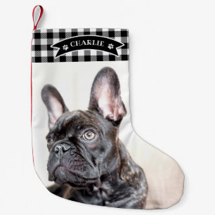 Ländliches Schwarz-Weiß-Karo-Foto vom Hund Kleiner Weihnachtsstrumpf