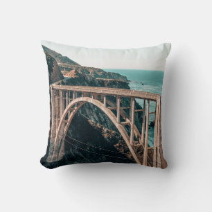 LANDSCAPE FOTOGRAFIE DER GRAUENKONKRETEN BRÜCKE KISSEN