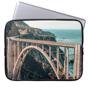 LANDSCAPE FOTOGRAFIE DER GRAUENKONKRETEN BRÜCKE LAPTOPSCHUTZHÜLLE