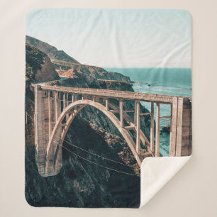 LANDSCAPE FOTOGRAFIE DER GRAUENKONKRETEN BRÜCKE SHERPADECKE
