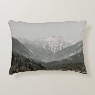 LANDSCHAFT AUS BÄUMEN UND BERG DEKOKISSEN