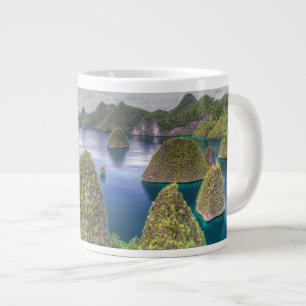 Landschaft der Insel Wayag, Indonesien Jumbo-Tasse
