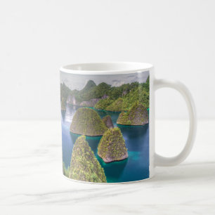Landschaft der Insel Wayag, Indonesien Kaffeetasse