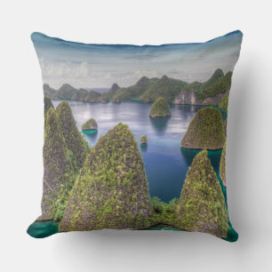 Landschaft der Insel Wayag, Indonesien Kissen