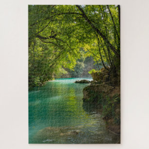 Landschaft des türkisblauen Flusses Elsa, Toskana,