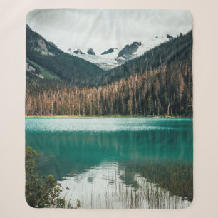 LANDSCHAFT EINES GEWÄSSERS IN DER NÄHE EINES WALDE SHERPADECKE