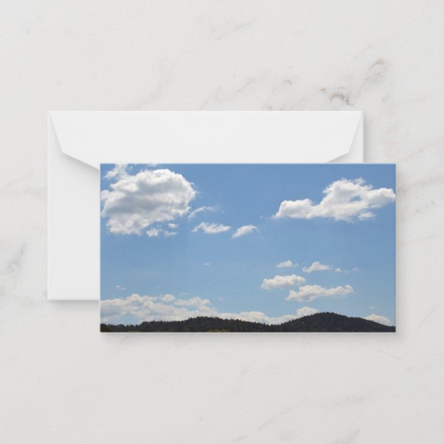Landschaft mit grünen Hügeln, Bäumen und Wolken Mitteilungskarte (Vorderseite)