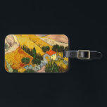Landschaft mit Haus und PloughmaVincent van Gogh Gepäckanhänger<br><div class="desc">Landschaft mit Haus und Plowman. Vincent Willem van Gogh. Landschaft in leuchtend warmen Farben. Es gibt ein Haus mit rotem Dach an der Straße. Gelbe Felder gehen die Hügel hinauf. Auf dem Feld erntet ein Mann mit einem Pferd. Reproduktion berühmter Kunstbilder im öffentlichen Bereich.</div>