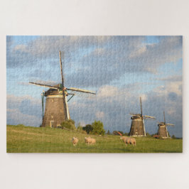 Landschaft mit Windmühlen und Schafen