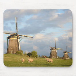 Landschaft mit Windmühlen und Schafen Mousepad