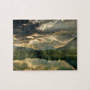 Landschaft See, Berge, Spiegelungen und Himmel