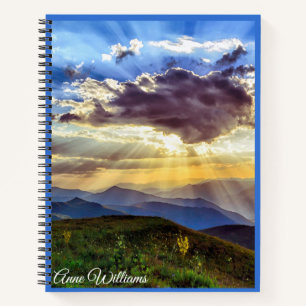 Landschaftliche Bergsicht durch Wolken Notizbuch