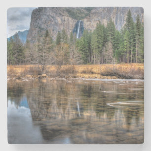 Landschaftliche Fälle Yosemite Steinuntersetzer