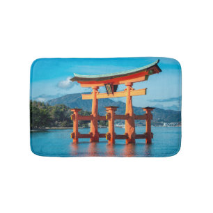 Landschaftliche Landschaft mit dem japanischen Tor Badematte
