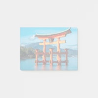 Landschaftliche Landschaft mit dem japanischen Tor