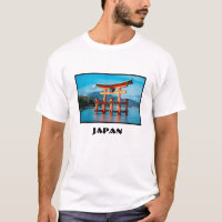 Landschaftliche Landschaft mit dem japanischen Tor