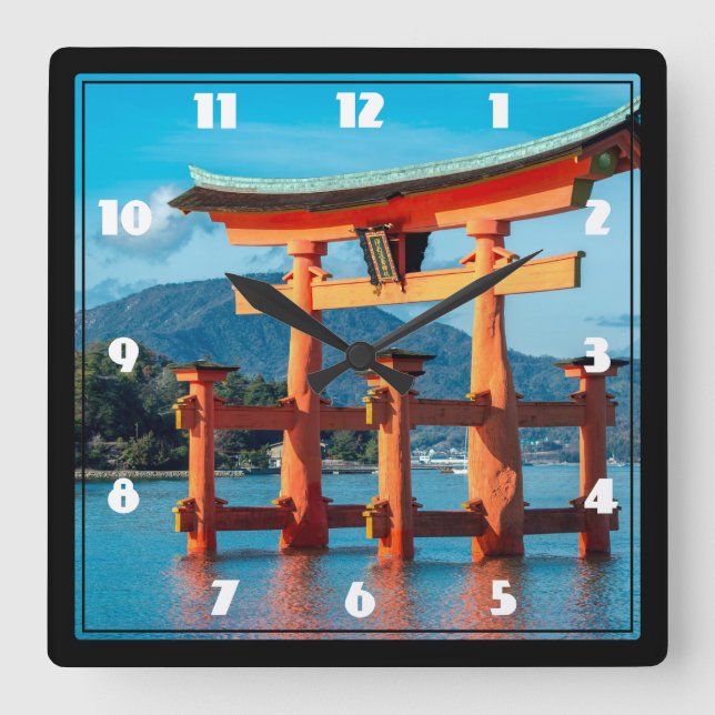 Landschaftliche Landschaft mit Japaner Torii Tor Quadratische Wanduhr (Vorderseite)