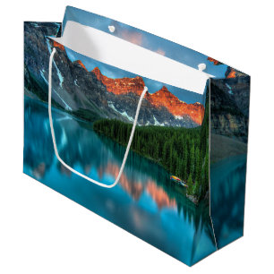 Landschaftliche Landschaftsfotografie über Berg un Große Geschenktüte