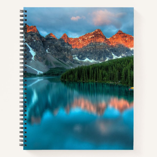 Landschaftliche Landschaftsfotografie über Berg un Notizbuch (Vorderseite)