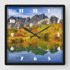 Landschaftliche Landschaftswälder und Berge Quadratische Wanduhr