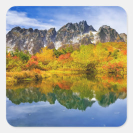 Landschaftliche Landschaftswälder und Berge Quadratischer Aufkleber
