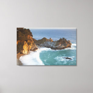 Landschaftliche McWay Falls stürzt in den Strand  Leinwanddruck