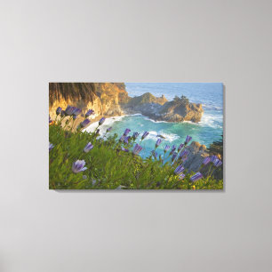 Landschaftliche McWay Falls stürzt in den Strand  Leinwanddruck
