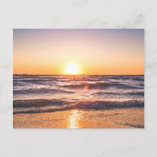 Landschaftliche Sicht auf das Meer bei Sonnenunter Feiertagspostkarte