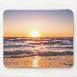 Landschaftliche Sicht auf das Meer bei Sonnenunter Mousepad