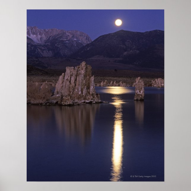 Landschaftliche Sicht auf den Mono See außerhalb v Poster (Vorne)