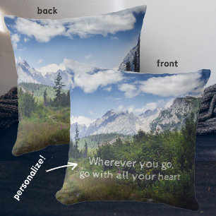 Landschaftliche Sommergebirgslandschaft mit Wiese Kissen