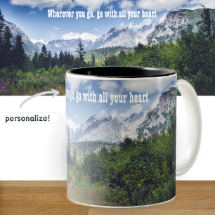 Landschaftliche Sommergebirgslandschaft mit Wiese Zweifarbige Tasse