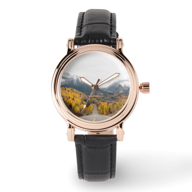Landschaftliche Straße durch Herbstfarben und Gebi Armbanduhr (Vorderseite)