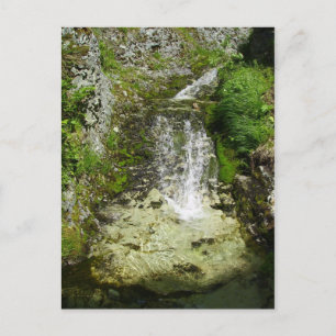 Landschaftliche Wasserfälle hinter dem Hügel des G Postkarte