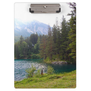Landschaftlicher Alpenwald und Foto Klemmbrett
