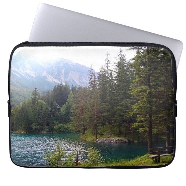 Landschaftlicher Alpenwald und Foto Laptopschutzhülle (Vorderseite)