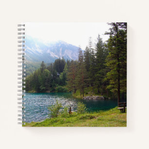 Landschaftlicher Alpenwald und Foto Notizbuch