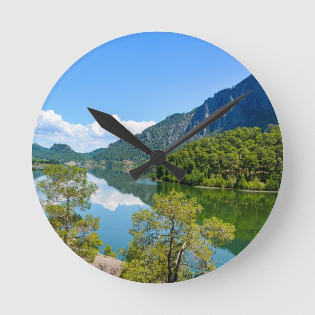 Landschaftlicher Bergsee Spiegelbild Runde Wanduhr (Vorderseite)