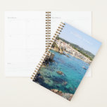 Landschaftlicher blauer Ozean Spanien Reisen Foto  Planer<br><div class="desc">Dieses stilvolle und unzählige Jahr 2021 Foto bietet ein wunderschönes  der blauen Gewässer und Boote im spanischen Mittelmeer,  Costa Brava,  Spanien. Personalisieren Sie es mit Ihrem Namen und Jahr. Tolle Geschenkidee!</div>