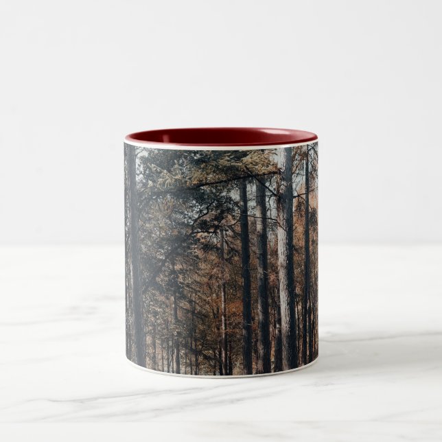 Landschaftlicher Entspannungswald Zweifarbige Tasse (Mittel)