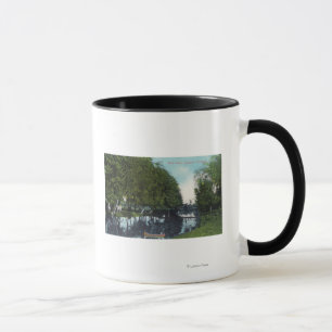 Landschaftlicher Fluss mit Kanu SceneEugene ODER Tasse