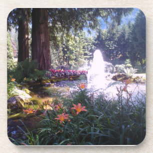 Landschaftlicher Garten mit Wasserbrunnen Untersetzer