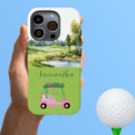 Landschaftlicher Golfplatz Pink Golf Cart iPhone 16 Pro Hülle<br><div class="desc">Eine besondere Touch für die Dame - Freundin in Ihrem Leben, die sich mit diesem amüsieren wird - ein landschaftlicher Golfplatz im Hintergrund mit ihrem eigenen rosa Karren - personalisiert mit Vorname und Monogramm - stilvoll und einzigartig. Oder, holen Sie sich einen für sich und erzählen Sie Ihre Geschichte. Alle...</div>