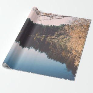 Landschaftlicher herbstfarbener Fluss auf dem Land Geschenkpapier