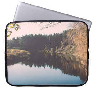 Landschaftlicher herbstfarbener Fluss auf dem Land Laptopschutzhülle