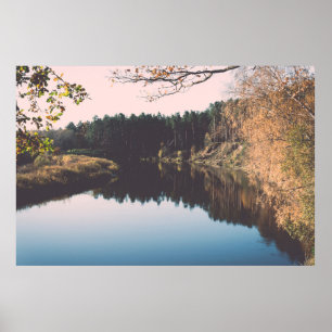Landschaftlicher herbstfarbener Fluss auf dem Land Poster