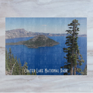 Landschaftlicher Kratersee Nationalpark Schneidebrett